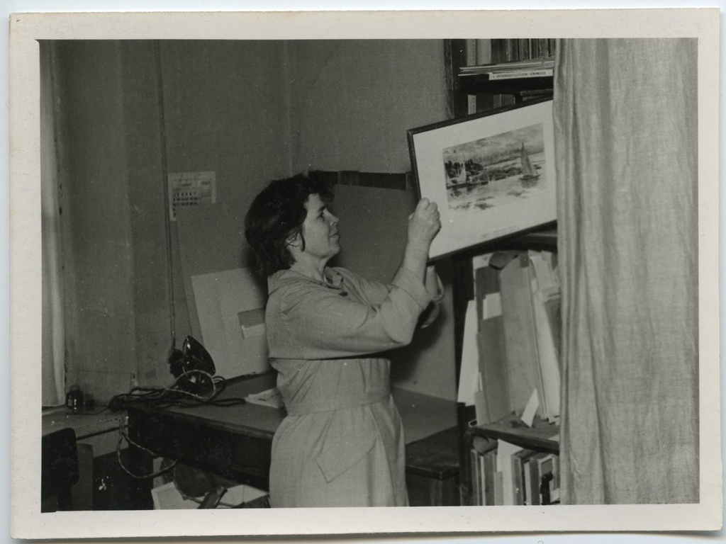Vanem teaduslik töötaja V. Hinnov rändnäituste riiuli juures 1961