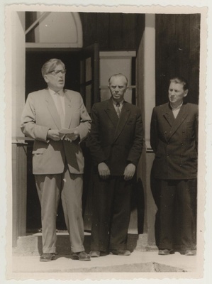 Ekskursioon Taeblasse Ants Laikmaa talumuuseumi avamisele 5. juunil 1960. Kultuuriminister Aleksander Ansberg avakõnet pidamas.  similar photo