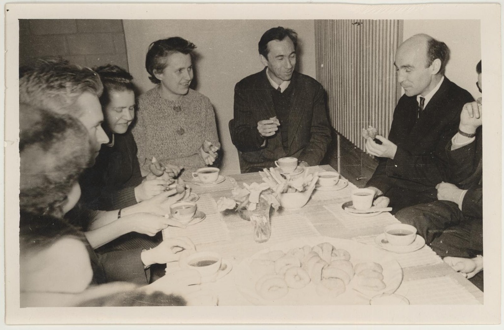 Usbeki NSV rahvakunstnik A. N. Volkovi tööde ülevaatus näituse avamisele järgnevalt koosviibimiselt 23. dets. 1962