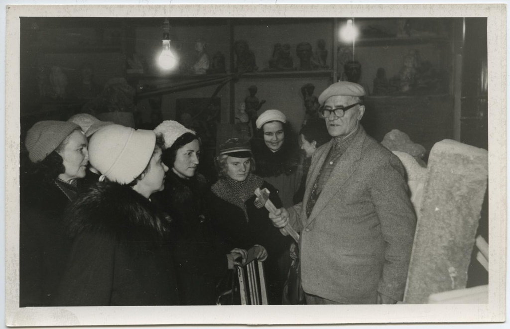 Ekskursioon skulptor prof. Anton Starkopfi ateljeesse 16. jaan. 1962.