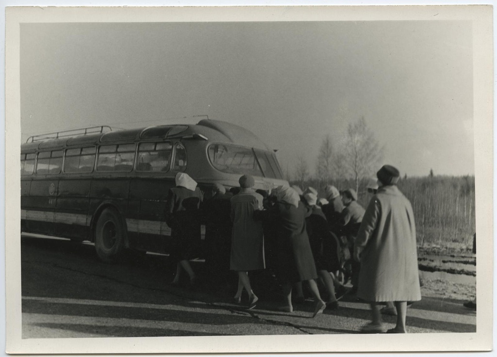 Ekskursioon Tallinna 15. apr. 1962. Bussi tõukamas.