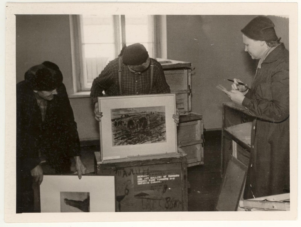 Kristjan Raua teoste pakkimine 11. apr. 1961. Peavarahoidja Tuui Koort.