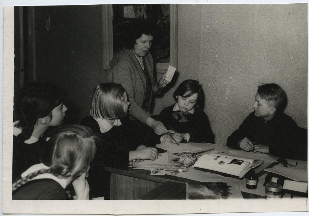 TKM-i 7. kunstiajaloo ringi loeng-vestlus "Maalitehnikad" 20. veebr. 1962. Juhendab vanem teaduslik töötaja Virve Hinnov.
