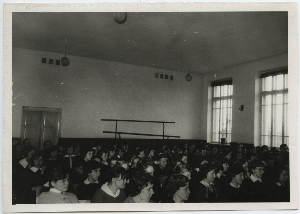 Maalikunstnik Ellen Polli kohtumine Jõgeva Keskkooli õpilastega. Üritus toimus kunstinädala raames aprillis 1962.