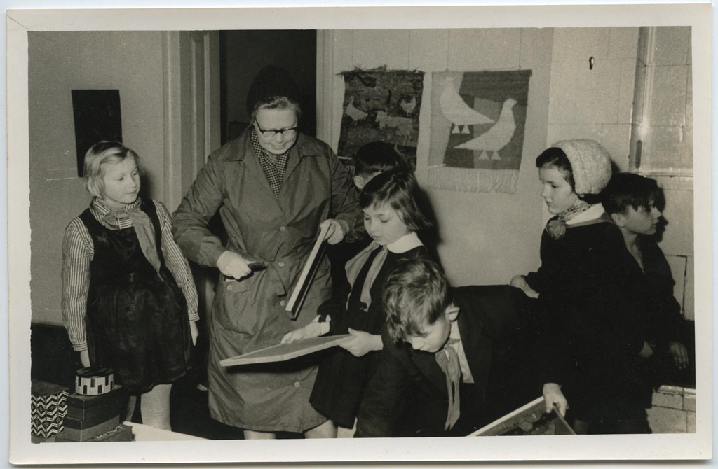 TKM-i 7. kunstiajaloo ringi liikmed abistavad peavarahoidjat Tui Koorti ENSV Riikliku Kunstiinstituudi õppe- ja diplomitööde näituse mahavõtmisel 17. dets. 1962.