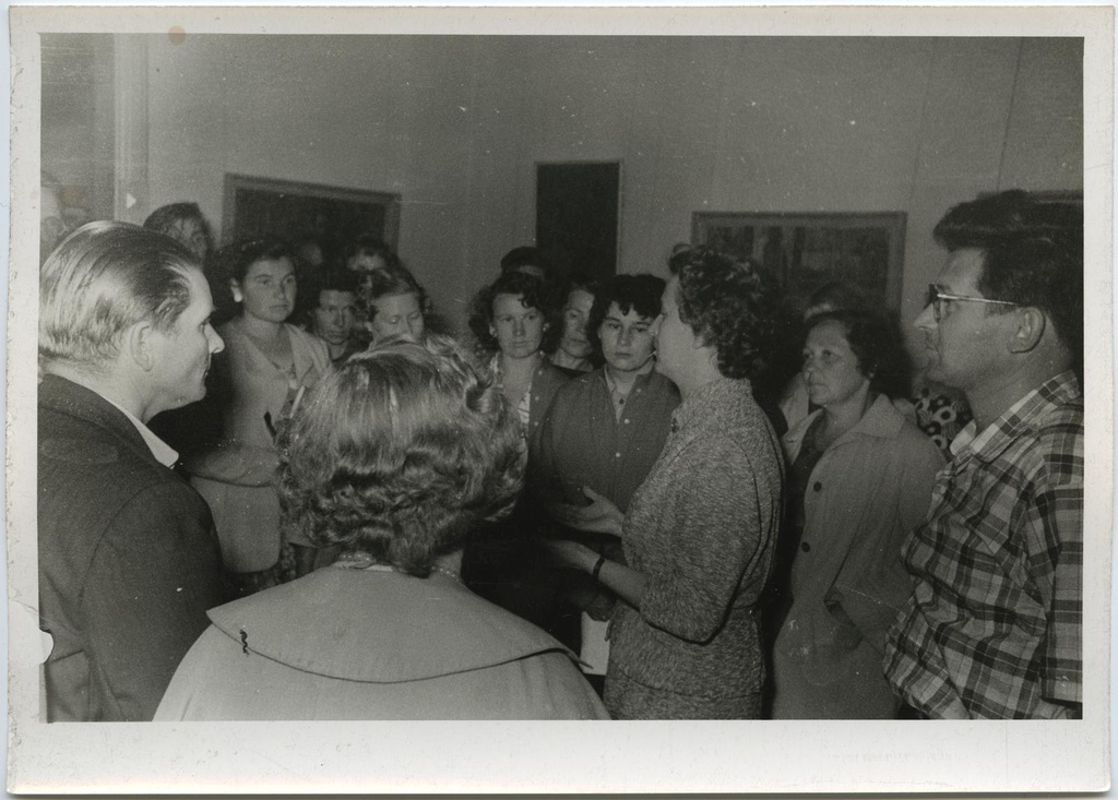 Algkursuse seminar ekskursioonil Tartu kunstinäitusel suvel 1961