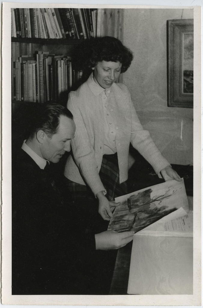 Kursuse juhataja maalikunstnik Eduard Maasen ja maalikunstnik Silvia Jõgever muuseumi raamatukogus 1961.