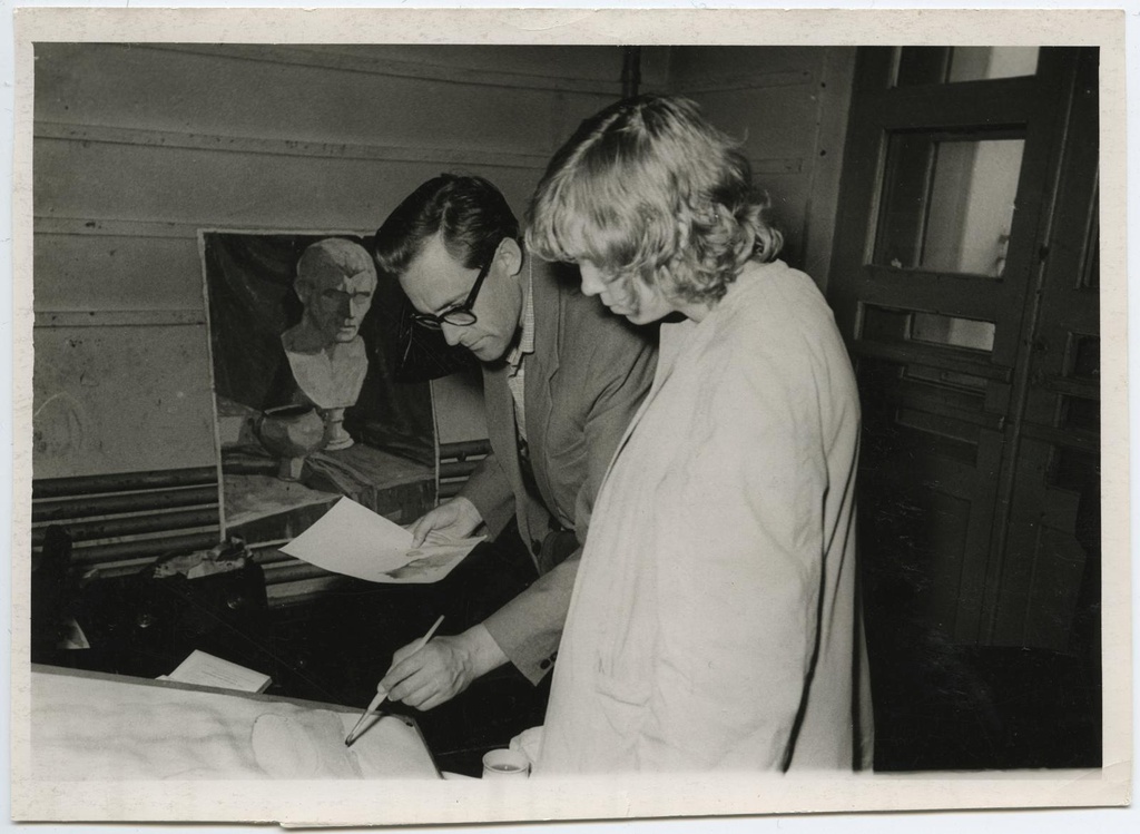 Algkursuse seminar Tartu Kujutava Kunsti Kooli ruumes suvel 1962. Juhendab maalikunstnik Ilmar Malin.