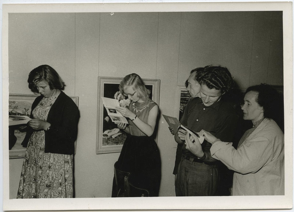 Algkursuse seminar Tartu kunstinäitusel tutvumas kunstimuuseumi trükistega suvel 1962.
