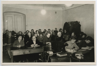Direktori asetäitja Eha Ratniku loeng "Barokk ja rokokoo" 21. nov. 1962.  duplicate photo