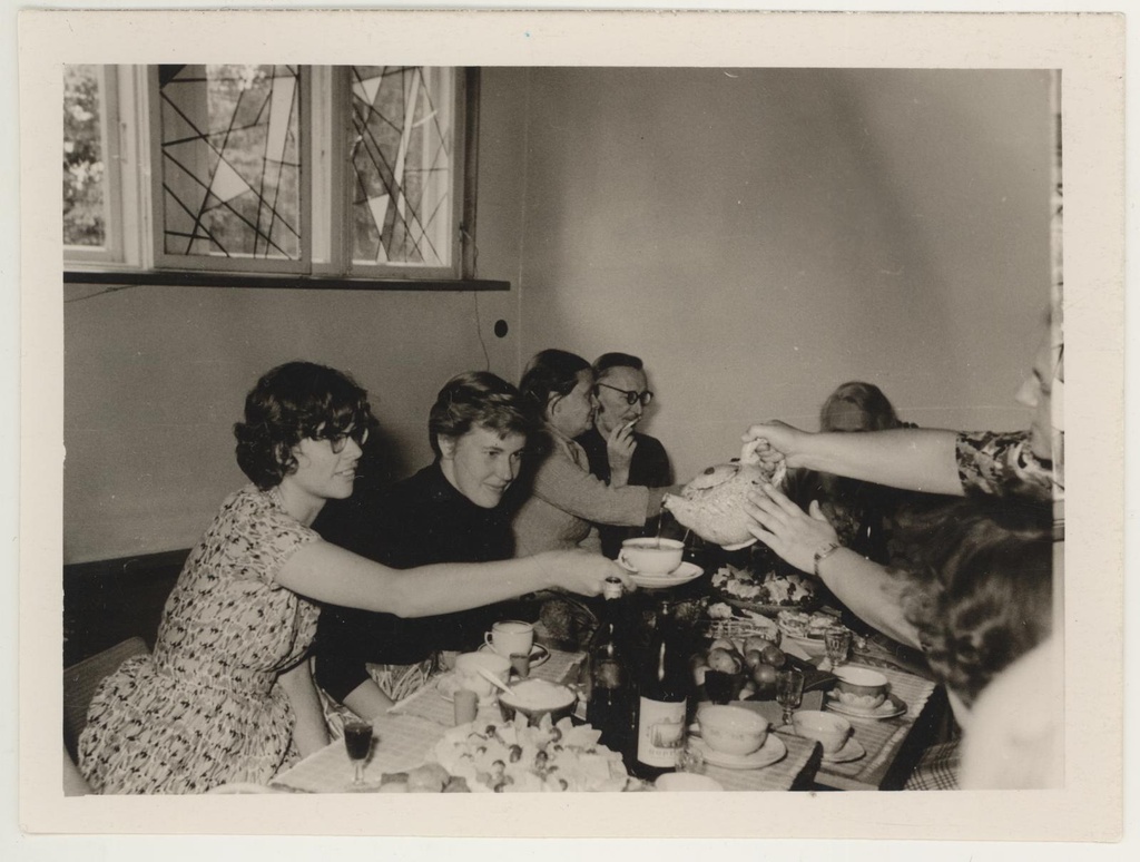 Endise vanem-raamatupidaja Juuli Luke 70. a. juubeli tähistamine 15. aug. (juubel oli 4. aug.) 1961. Peolauas.