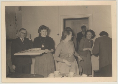 Kujutava kunsti kaugõppekursuse tööruumi piduliku avamise päeval 24. veebr. 1962.  duplicate photo