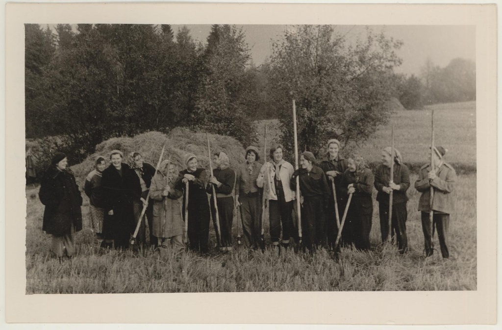 Tartu rajoonis Alatskivil "Koidu" kolhoosis 2.-4. okt. 1962. Kunstimuuseumi ja linnamuuseumi kollektiiv ühise perena enne tööle minekut.
