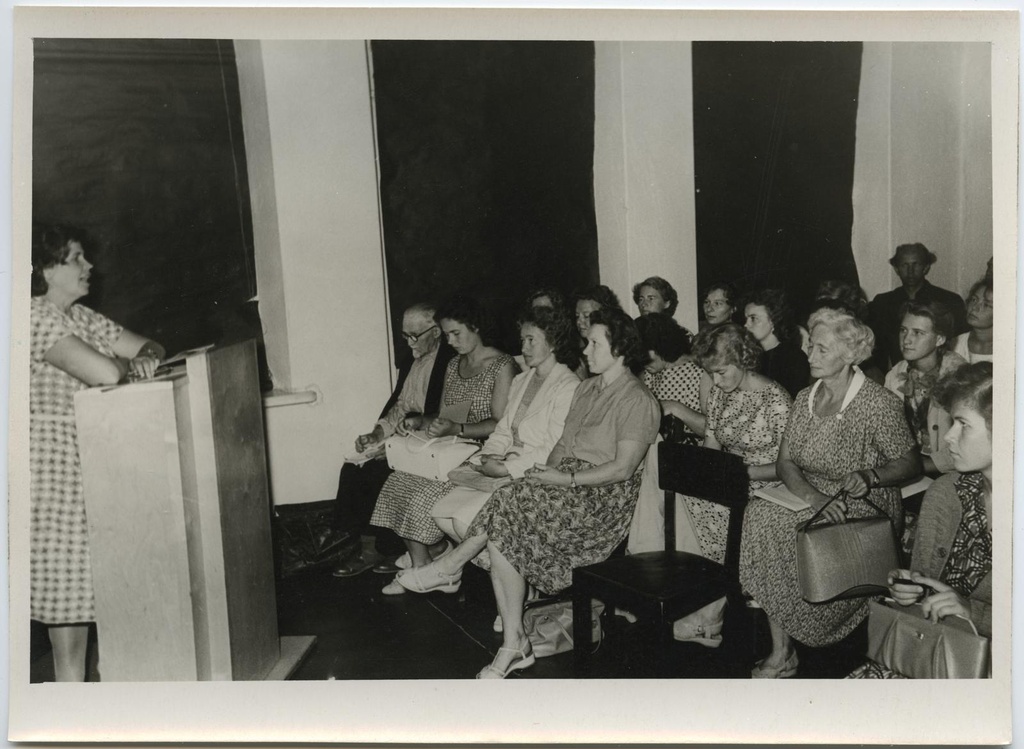 Algkursuse seminar 5.-10. aug. 1963. II Keskkoolis. Kunstiajaloo loeng, lektor vanem teaduslik töötaja Virve Hinnov.