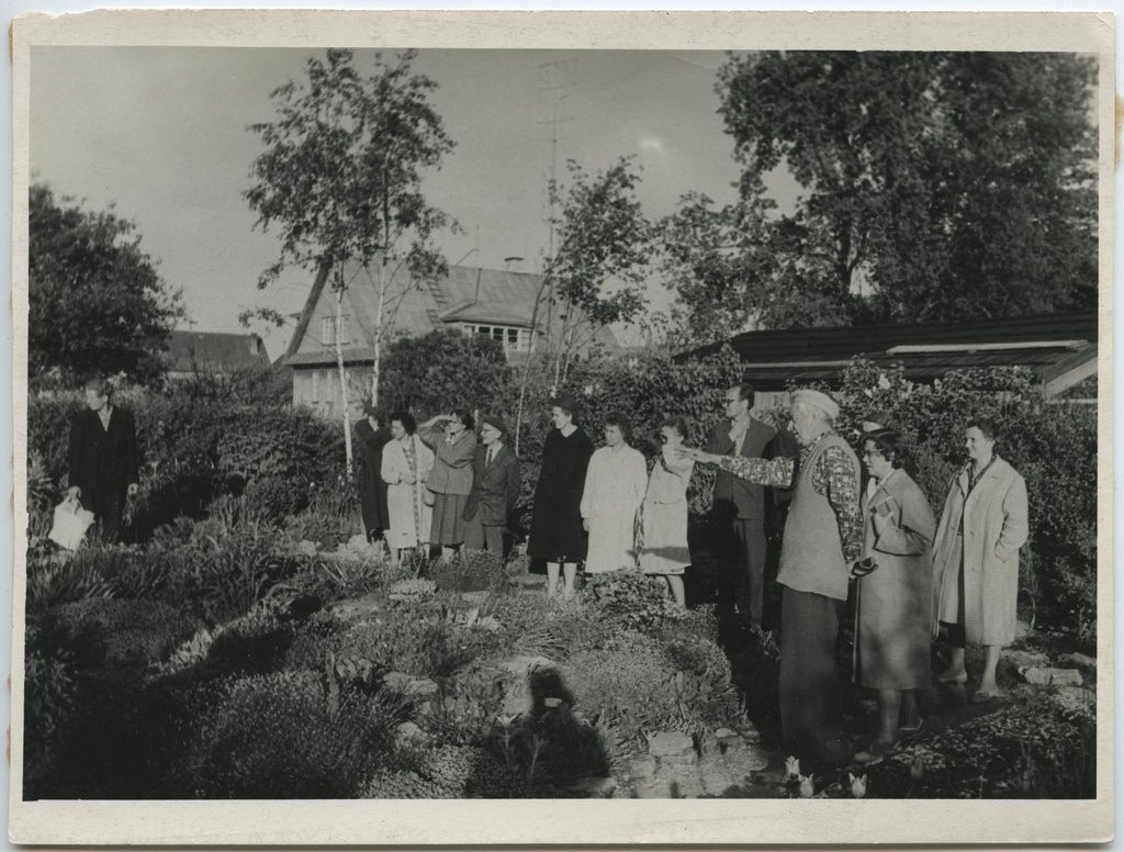 I lennu lõpetajad ekskursioonil A. Adojani (paremal) aias Jõgeval 3. juunil 1963.