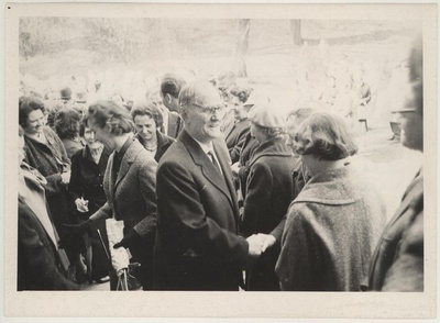 Prof. A. Starkopfi 75. sünnipäeva tähistava näituse avamise päeval 22. apr. 1964. Juubilari vastuvõtt muuseumi ees  similar photo