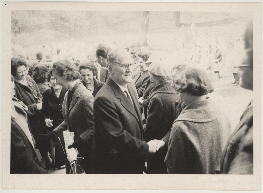 Prof. A. Starkopfi 75. sünnipäeva tähistava näituse avamise päeval 22. apr. 1964. Juubilari vastuvõtt muuseumi ees