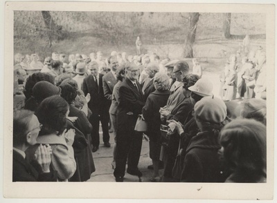 Prof. A. Starkopfi 75. sünnipäeva tähistava näituse avamise päeval 22. apr. 1964. Juubilari vastuvõtt muuseumi ees.  similar photo