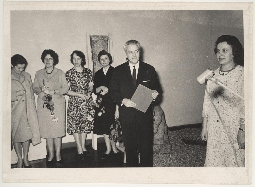 Prof. A. Starkopfi 75. sünnipäeva tähistava näituse avamine 22. apr. 1964. Mikrofoni ees muuseumi direktor V. Tiik, keskel - Eesti NSV kultuuriminister A. Laus.