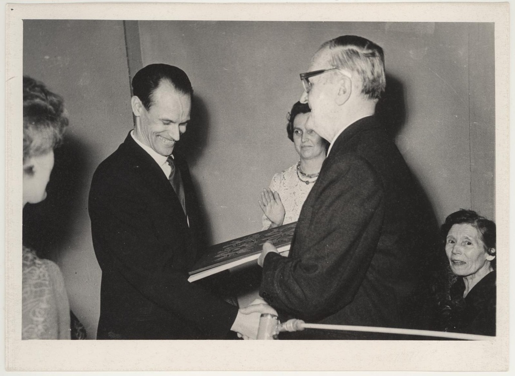 Prof. A. Starkopfi 75. sünnipäeva tähistava näituse avamine 22. apr. 1964. Eesti NSV Riikliku Kunstiinstituudi direktor J. Vares õnnitleb juubilari.