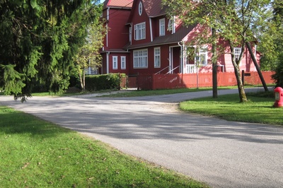 Rapla kindergarten family stays in nature in Rapla park rephoto