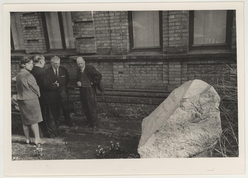 Prof. A. Starkopfi 75. sünnipäeva tähistava näituse avamine 22. apr. 1964. Pärast näituse avamist muuseumi aias.