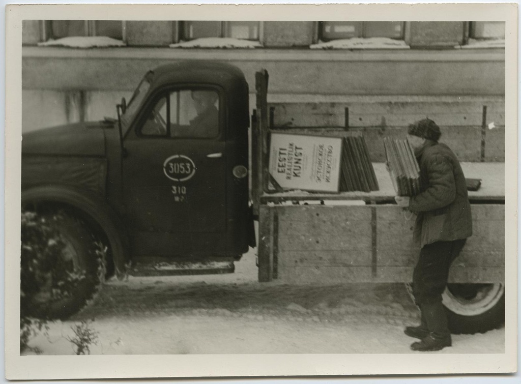 Rändnäituse "Eesti realistlik kunst" viimine Agitpunkti nr. 13. 20. veebr. 1963.