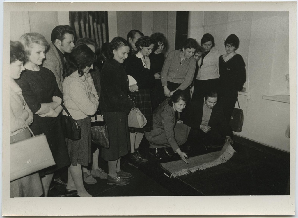 Seminari I grupp ekskursioonil E. Hanseni teoste näitusel muuseumis 15. jaan. 1964.