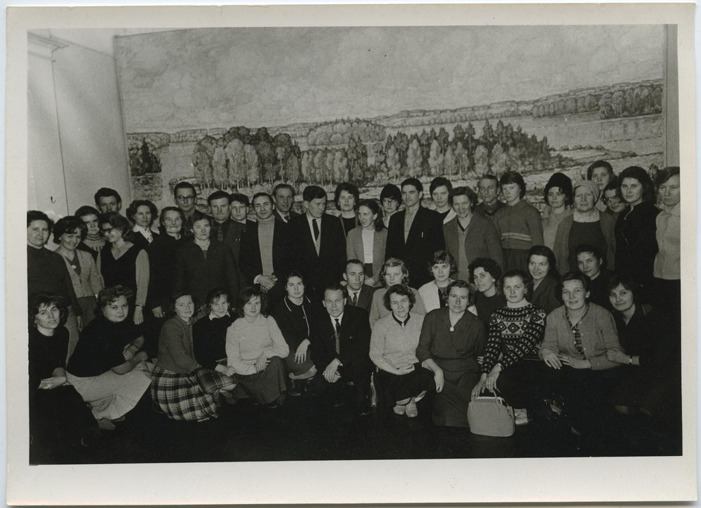 Seminari I grupp ekskursioonil V. Ormissoni teoste näitusel muuseumis 15. jaan. 1964. Pildistatud pannoo "Pühajärv" ees.
