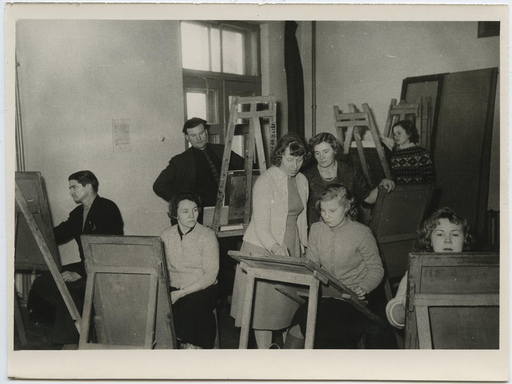 Seminari I grupp Tartu Kunstikoolis 15. jaan. 1964. Juhendab kunstnik S. Jõgever (keskel).