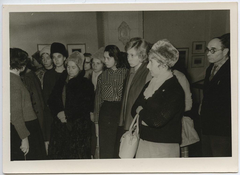 Ekskursioon näitusele "Vene 18.-19. saj. a. gravüür" 2. dets. 1963. Juhendab vanem teaduslik töötaja Tiina Nurk (vasakult esimene).