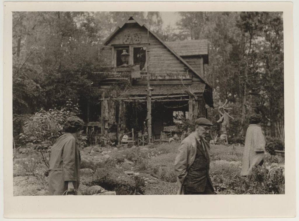 Muuseumi pere pedagoog Vanda Juhansoo 75-aasta juubelil 5. juunil 1964. Valgemetsas. Vanda Juhansoo maja.