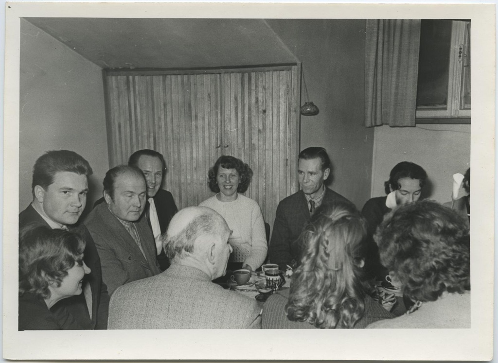 I lennu lõpetajate koosviibimine 12. jaan. 1965. Kohvilauas.