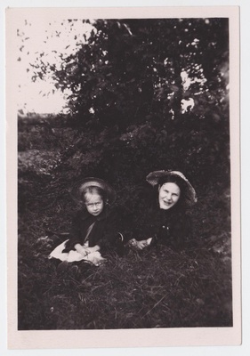 Ellinor Aiki 16-aastane (paremal)  duplicate photo