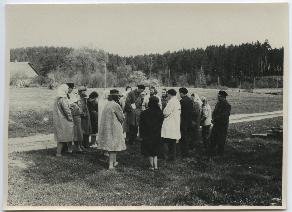 I lennu aktiivi ekskursioon kunstnik-kirjanik Jaan Vahtraga seotud paikadesse 30. mail 1965. Ekskursioonijuht Jaan Eilart.