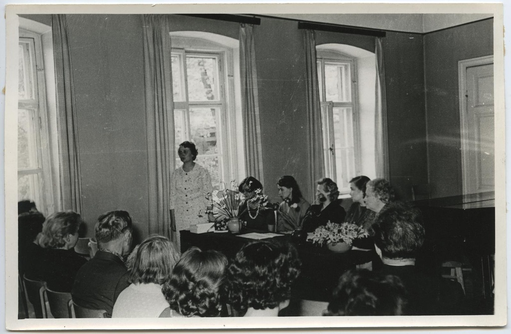 Kultuuriteaduskonna lõpetajate aktus Tartu Muusikakoolis 5. juunil 1965. Esineb Tartu Riikliku Kunstimuuseumi direktor Vaike Tiik.