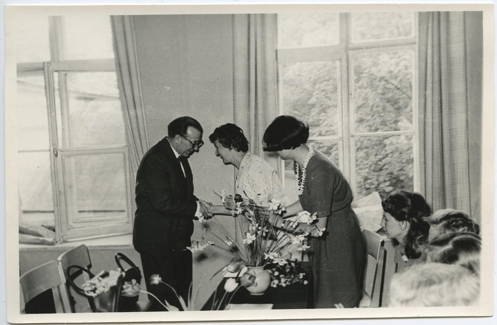 Kultuuriteaduskonna lõpetajate aktus Tartu Muusikakoolis 5. juunil 1965. TKM-i direktor Vaike Tiik õnnitleb kujutava kunsti osakonna lõpetajat E. Kaske