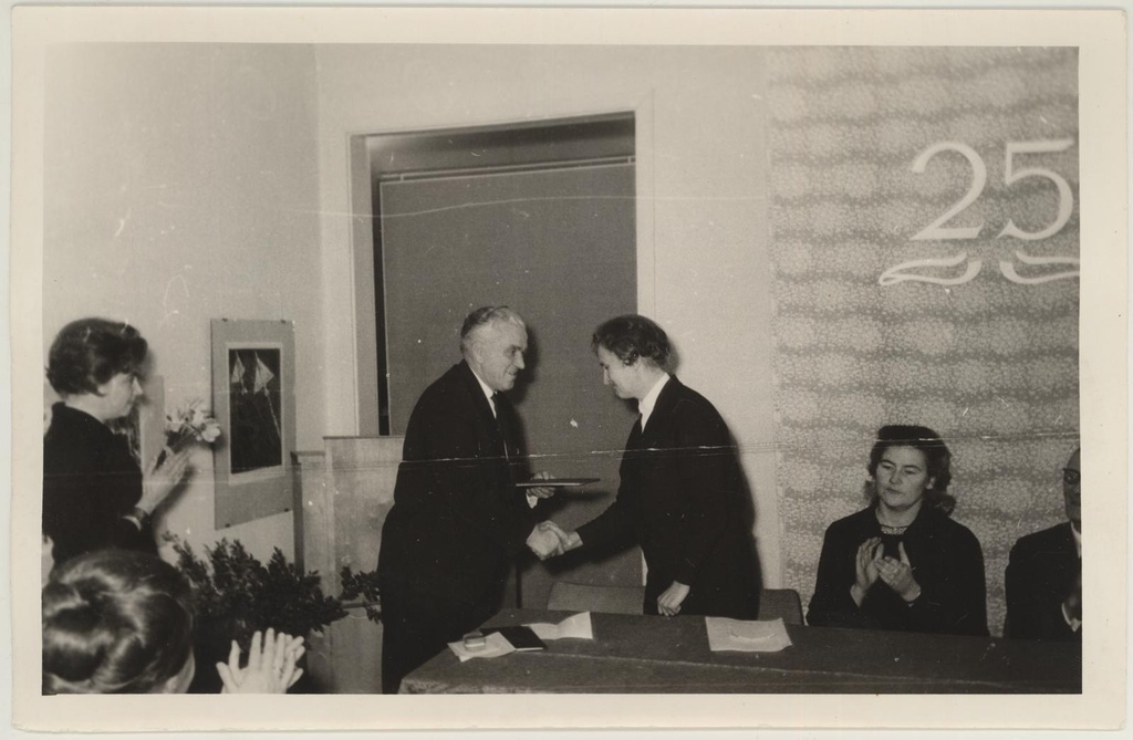 TKM-i III teaduslik konverents, millega tähistati muuseumi 25ndat aastapäeva 17.-18. nov. 1965. Kultuuriminister Albert Laus annab üle muuseumi direktorile Vaike Tiigile ENSV Ülemnõukogu Presiidiumi aukirja 17.11.1965