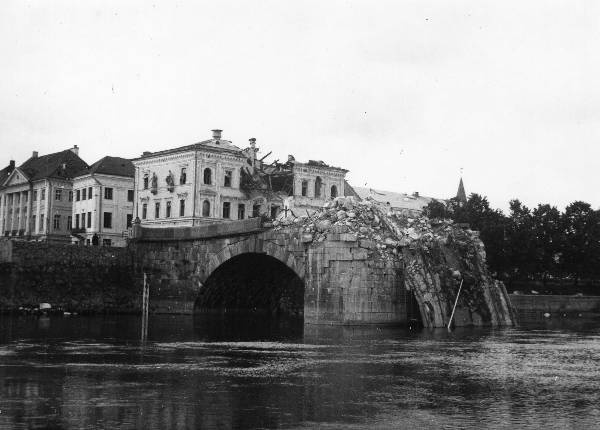 The ruins of Tartu: broken stone bridge (partially there is only a bridge on the side of the Raekoja square), behind the buildings of the Raekoja square.
Tartu, 10.08.1941. Photo Ilja Pähn. 

(the Red Army, retreating from the German army's attack, exploded Kivisilla 9.07.1941. The German army retreating into the air on the silent part of the bridge 25.08.1944. )