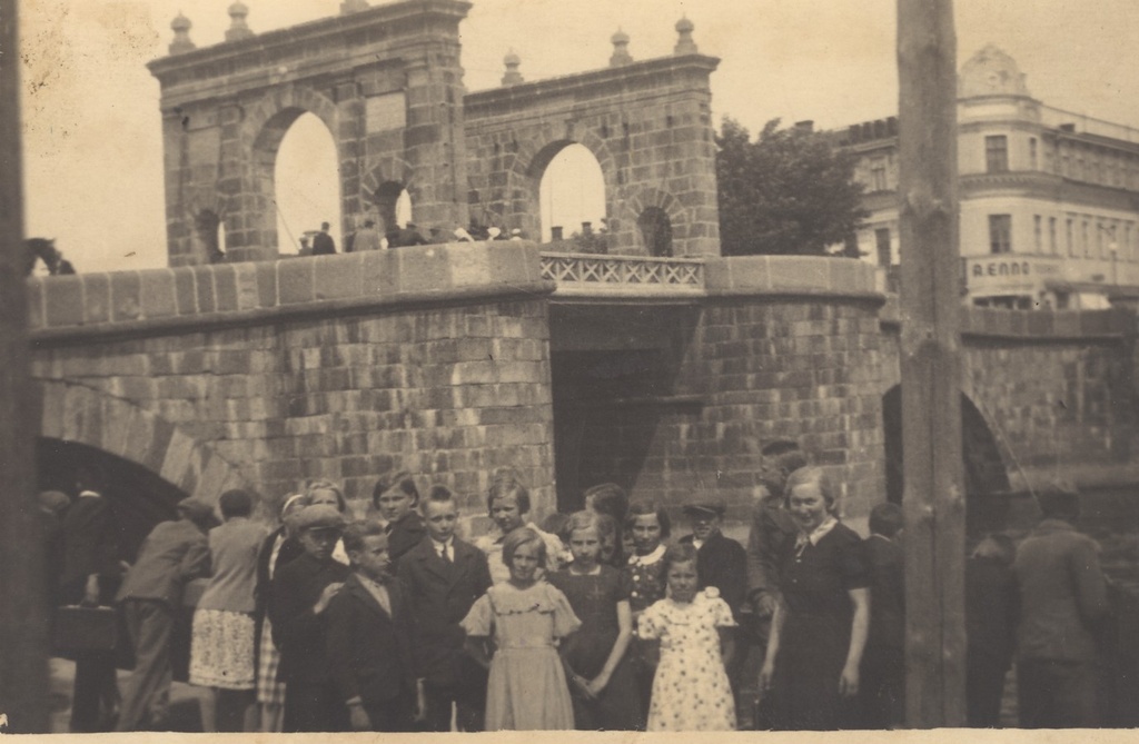 Students of the Sooru Primary School on a tour in Tartu