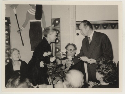 Peavarahoidja Tui Koorti 50. a. juubeli tähistamine 12. apr. 1964. Kunstide Valitsuse ülema asetäitja R. Ivalo annab üle kultuuriministeeriumi aukirja.  similar photo