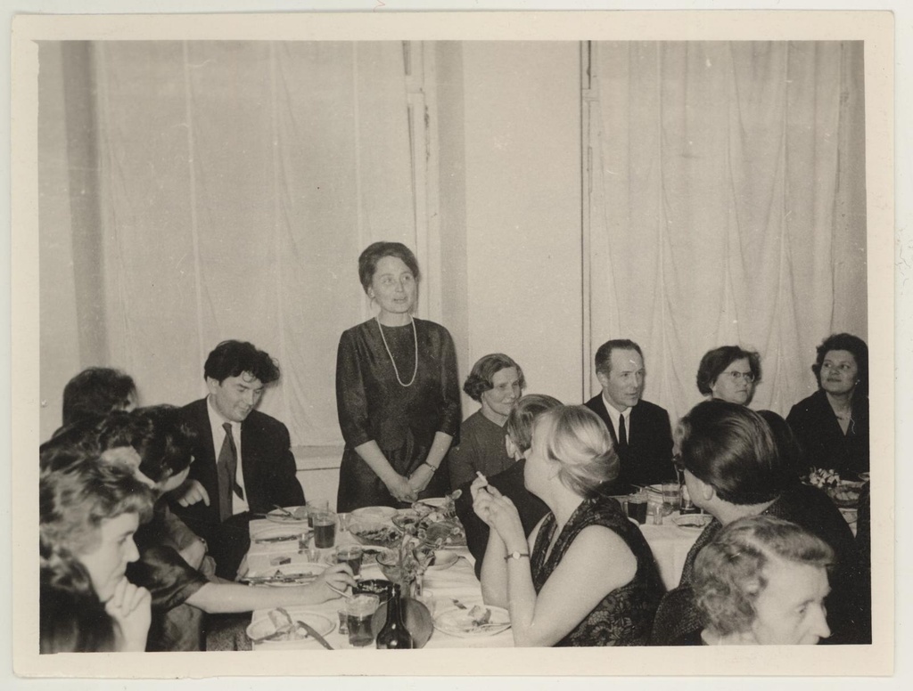 Peavarahoidja Tui Koorti 50. a. juubeli tähistamine 12. apr. 1964. Tervitab direktori asetäitja teaduslikul alal Eha Ratnik.