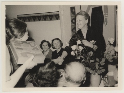 Peavarahoidja Tui Koorti 50. a. juubeli tähistamine 12. apr. 1964. Direktori asetäitja teaduslikul alal Eha Ratnik annab üle muuseumi kollektiivi kingituse  similar photo