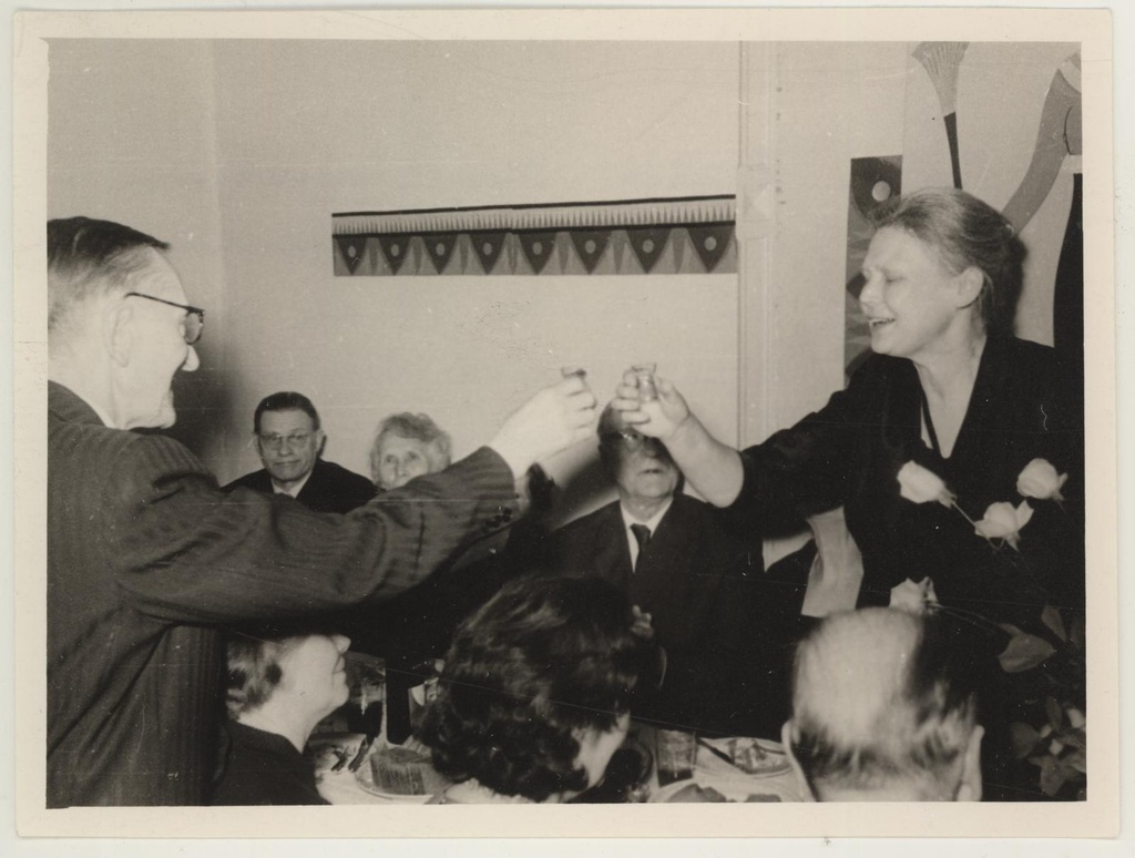 Peavarahoidja Tui Koorti 50. a. juubeli tähistamine 12. apr. 1964. Direktori asetäitja teaduslikul alal Eha Ratnik annab üle muuseumi kollektiivi kingituse.