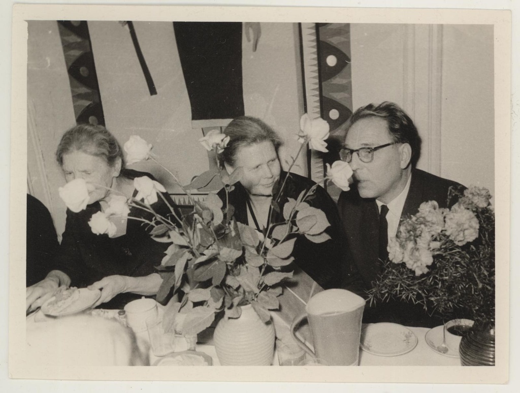Peavarahoidja Tui Koorti 50. a. juubeli tähistamine 12. apr. 1964. Juubilar keskel, vasakul tema ema, paremal kunstnik Alfred Kongo.
