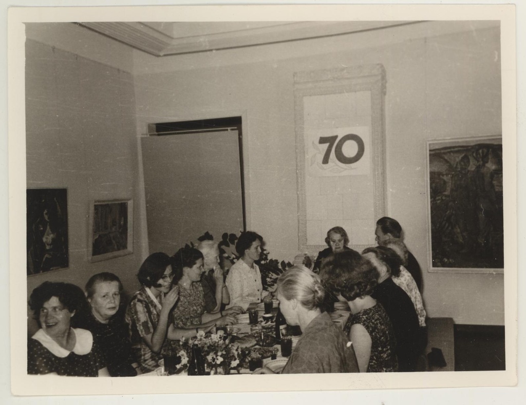 Muuseumiteenija Helene Puusaagi 70. a. juubeli tähistamine 7. juulil 1965. Peolauas.