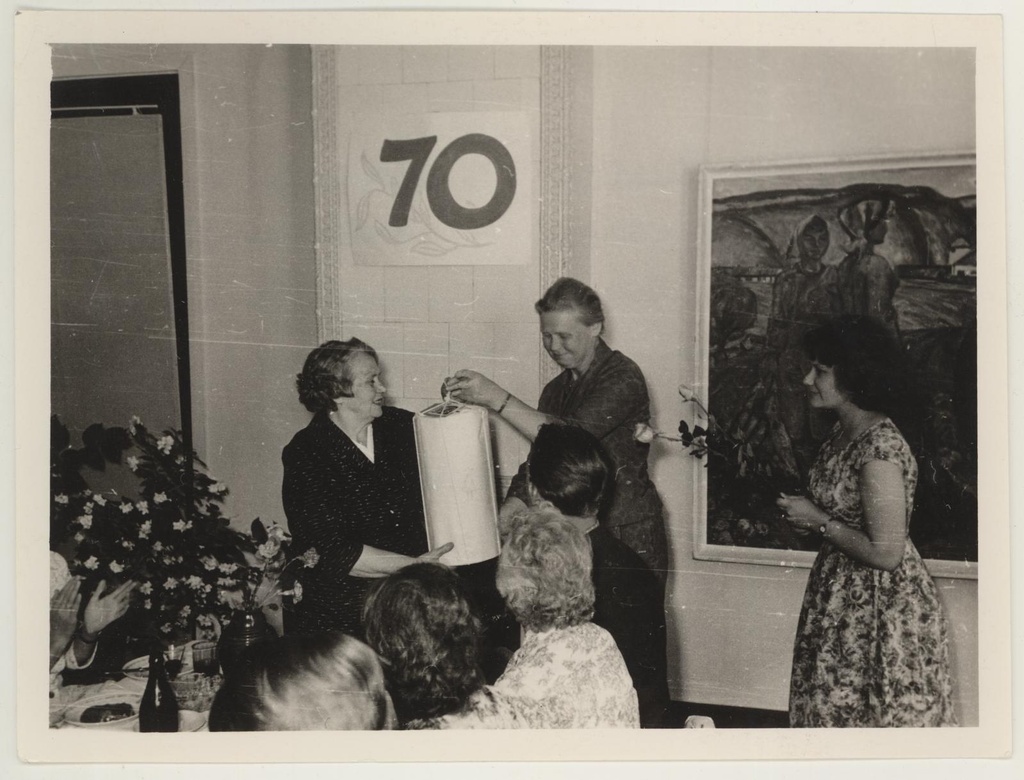 Muuseumiteenija Helene Puusaagi 70. a. juubeli tähistamine 7. juulil 1965. Peavarahoidja Tuui Koort annab üle muuseumi kollektiivi kingituse.