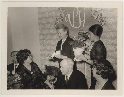Vanema teadusliku töötaja Virve Hinnovi 50. a. juubeli tähistamine 30. okt. 1965. Muuseumi esindajad Tuui Koort ja Eha Ratnik annavad üle kingituse ja lilled.  similar photo
