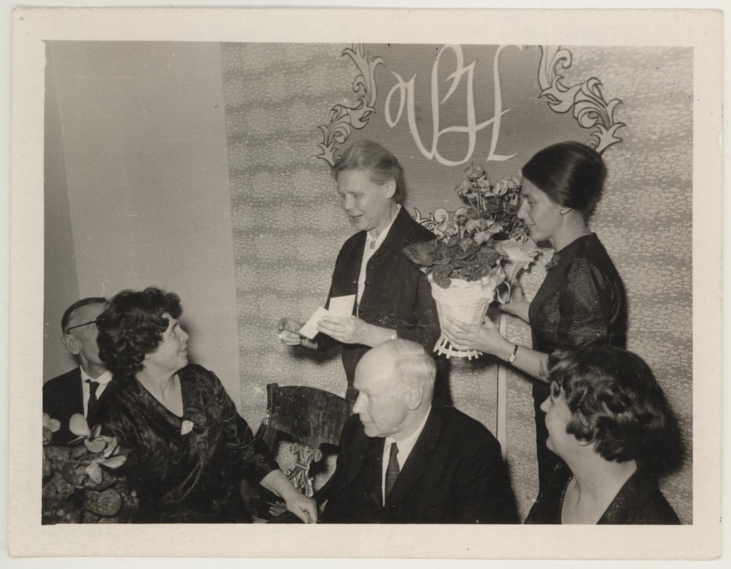 Vanema teadusliku töötaja Virve Hinnovi 50. a. juubeli tähistamine 30. okt. 1965. Muuseumi esindajad Tuui Koort ja Eha Ratnik annavad üle kingituse ja lilled.