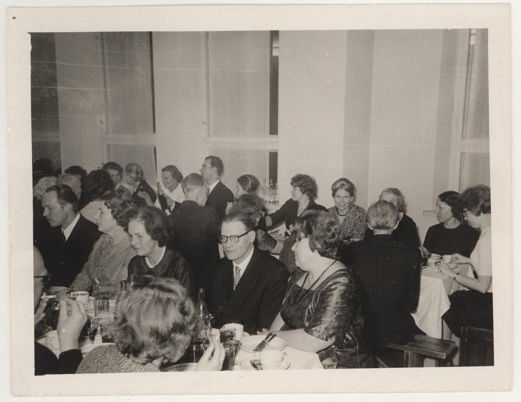 Vanema teadusliku töötaja Virve Hinnovi 50. a. juubeli tähistamine 30. okt. 1965. Peolauas.